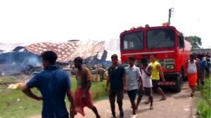 শিলিগুড়ি পতিরাম জোত অনিল নগর এলাকায় ভয়াবহ অগ্নিকাণ্ডে ভশ্বভূত ফার্নিচার তৈরি কারখানা।