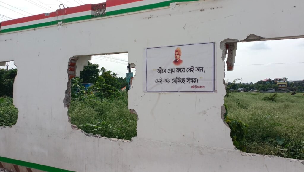 কাওয়াখালীতে এসজেডিএর নোটিশে নিজেরাই ভাঙল তৃণমূলের পার্টি অফিস