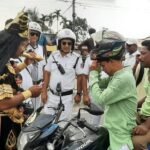 যমরাজ সেজে পথেই সতর্কবার্তা, হেলমেট না পরলেই জরিমানা