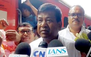এনজেপি স্টেশনে পৌঁছালেন বিধানসভার স্পিকার রথীন্দ্র বোস, উষ্ণ অভ্যর্থনায় বিজেপি নেতৃত্ব ও কর্মীরা