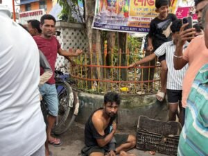 চুরি করতে গিয়ে হাতেনাতে ধরা পড়ল এক যুবক !গণধোলাইয়ের পর পুলিশের হাতে অভিযুক্ত