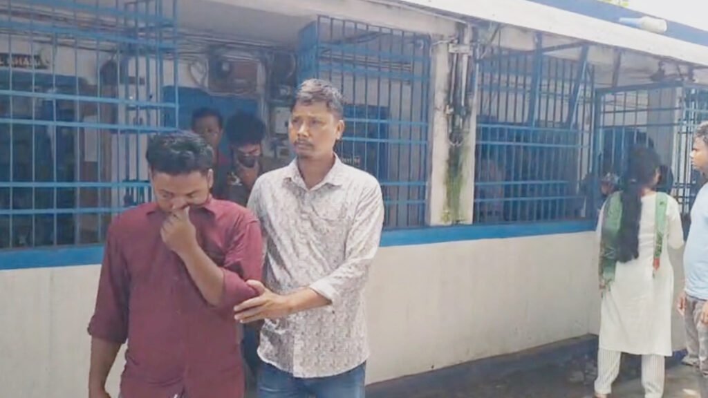 অসাধু কার্যকলাপের বিরুদ্ধে অভিযান করতে গিয়ে হামলার মুখে পুলিশ, আহত এক