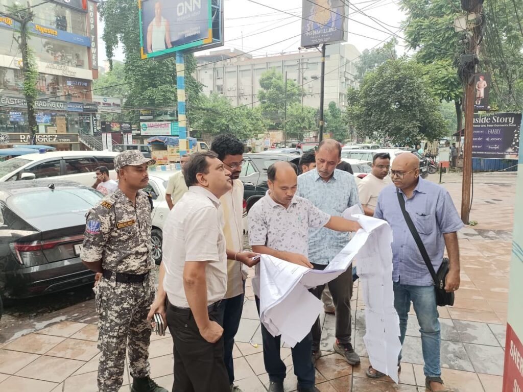 শিলিগুড়ির সেবক রোডের নামী মলে অবৈধ নির্মাণে বিরুদ্ধে পুরনিগমের পরির্দশন, একাধিক অনিয়মে নোটিশ