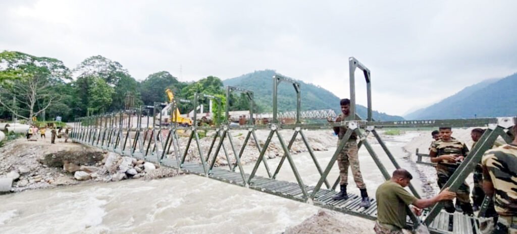 উত্তরবঙ্গে জীবনরেখা পুনরুদ্ধার: ডুধিয়ায় বালাসন নদীর উপর অস্থায়ী সেতু নির্মাণ করল ভারতীয় সেনাবাহিনী