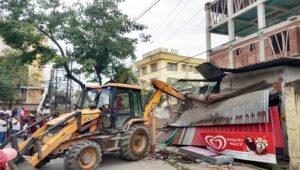 শিলিগুড়ির ৪০ নম্বর ওয়ার্ডে অবৈধ নির্মাণ ভাঙাকে কেন্দ্র করে উত্তেজনা