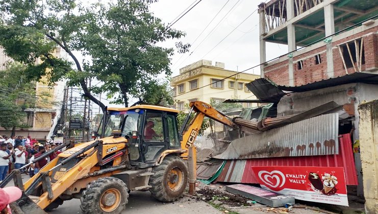 শিলিগুড়ির ৪০ নম্বর ওয়ার্ডে অবৈধ নির্মাণ ভাঙাকে কেন্দ্র করে উত্তেজনা