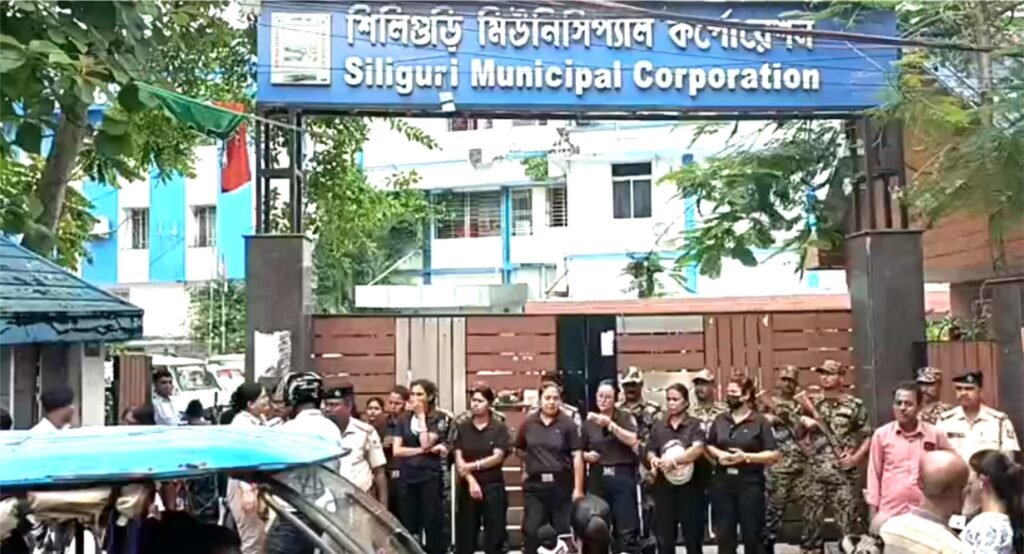 শিলিগুড়িতে নাগরিক পরিষেবা বেহাল, ১১ দফা দাবিতে সিপিআইএমের পুর নিগম অভিযান