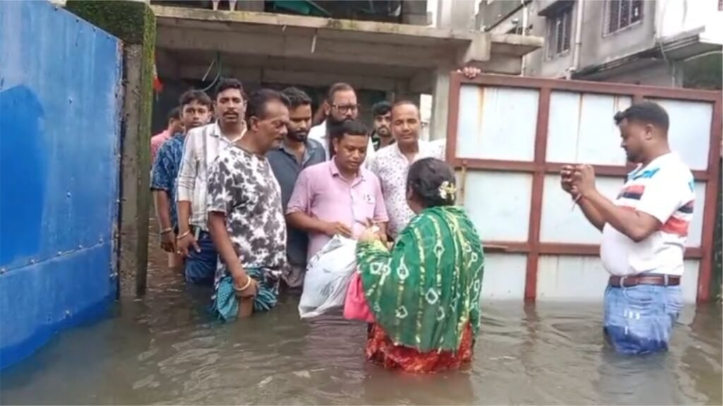 টানা বৃষ্টিতে জলমগ্ন মাটিগাড়া, কোমরজল পেরিয়ে পরিস্থিতি খতিয়ে দেখলেন প্রতিমন্ত্রী আনন্দময় বর্মণ