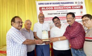 শিলিগুড়িতে লায়ন্স ক্লাবের উদ্যোগে স্বেচ্ছায় রক্তদান ও বিনামূল্যে স্বাস্থ্য পরীক্ষা শিবির, সংগ্রহ ৪১ ইউনিট রক্ত
