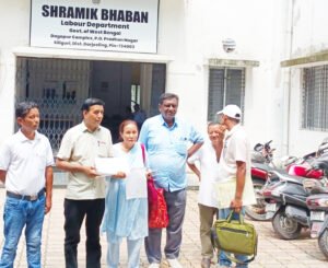 চা শ্রমিকদের বিভিন্ন দাবি নিয়ে দার্জিলিং জেলা চা বাগান মজদুর ইউনিয়নের পক্ষ থেকে শ্রমিক ভবনে স্মারকলিপি প্রদান