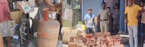 কম গ্যাস দিয়ে এলপিজি সিলিন্ডার সরবরাহের অভিযোগ । ঘটনায় চাঞ্চল্য এলাকায়