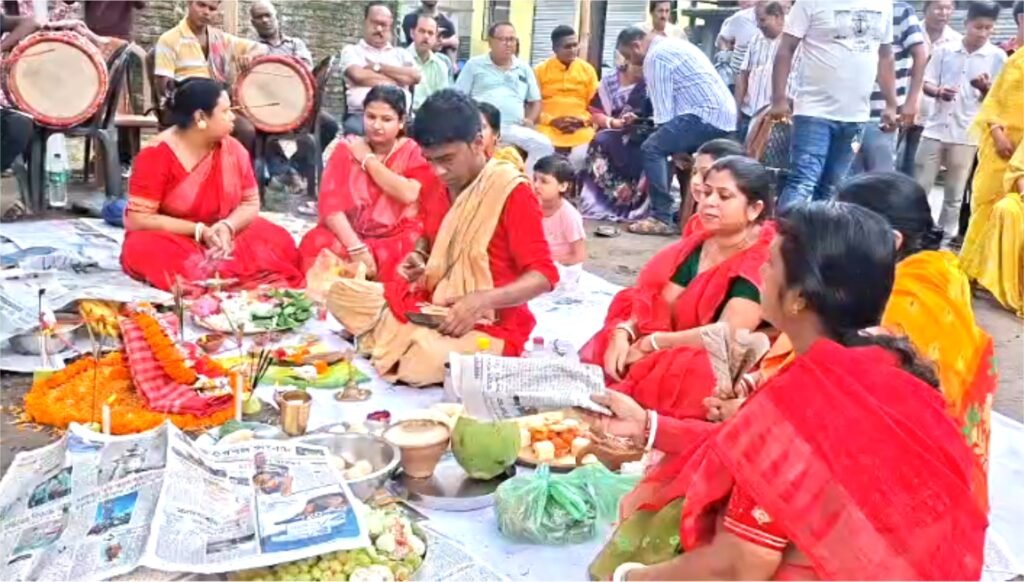 ‘জয় বড়মা’ ধ্বনিতে সূচনা, ২৭ ফুটের মহামায়ার আগমনের প্রস্তুতি—খুঁটিপুজোয় উৎসবের আবহ