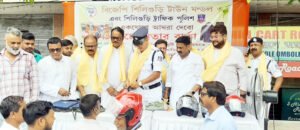 শিলিগুড়িতে পথ নিরাপত্তা সচেতনতায় বিজেপি ও ট্রাফিক পুলিশের উদ্যোগ, বিতরণ করা হল হেলমেট ও রেইনকোট