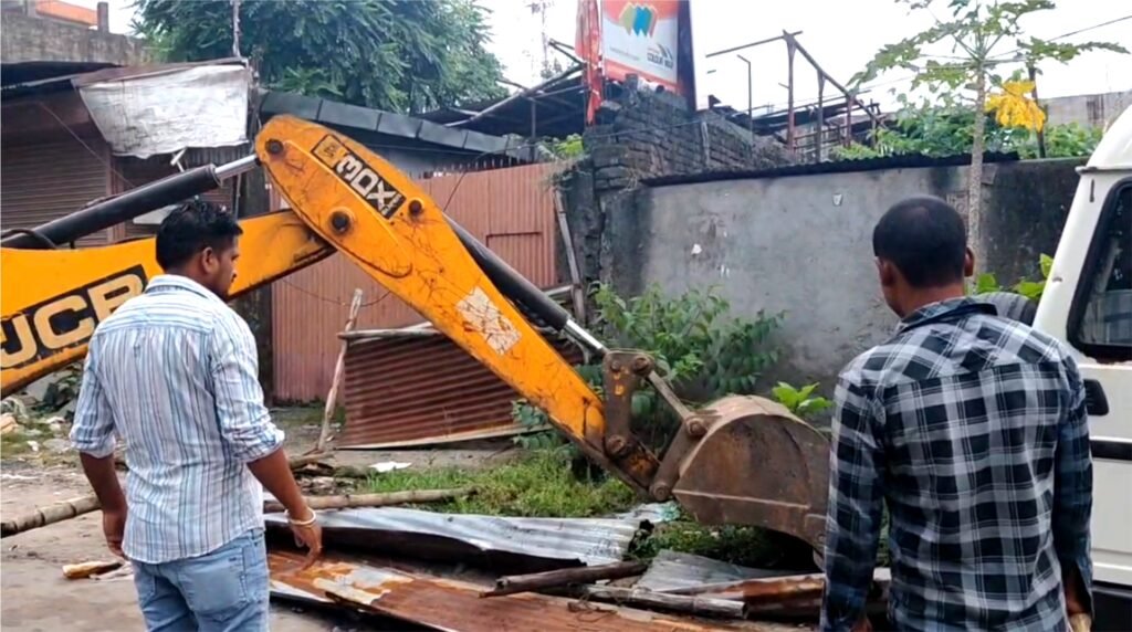 সেভক রোডে পুরনিগমের সারপ্রাইজ অভিযান, ড্রেন দখল রুখতে কড়া বার্তা