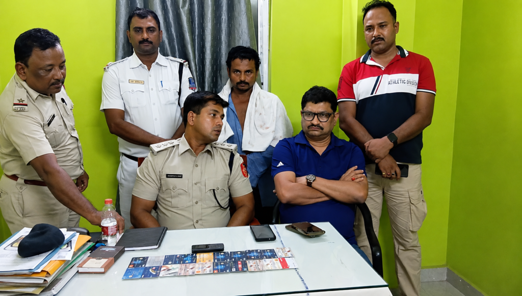 সাহায্যের নাম করে এটিএম কার্ড বদল, ১৯টি জাল কার্ডসহ গ্রেফতার এক