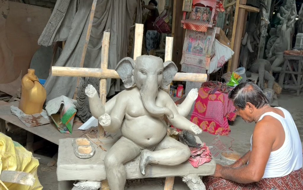 উপকরণের দাম বাড়ায় দুশ্চিন্তায় কুমোরটুলি, তবু পুজোর আগে ব্যস্ততা তুঙ্গে