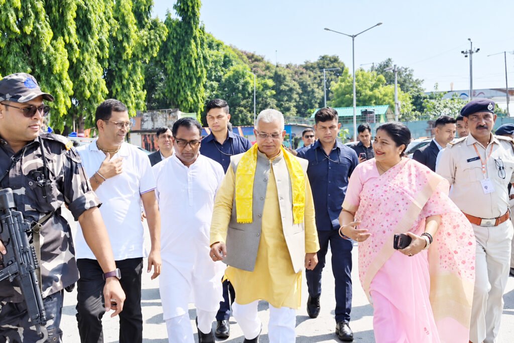 তৃণমূলের অন্দরের কোন্দল নিয়ে দিলীপের কটাক্ষ