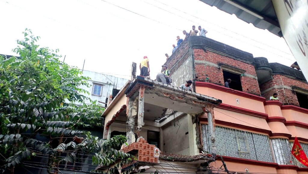 সন্তোষী নগরে অবৈধ বহুতল ভাঙল পুরনিগম
