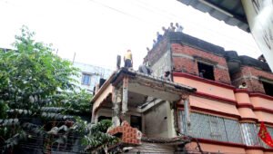সন্তোষী নগরে অবৈধ বহুতল ভাঙল পুরনিগম