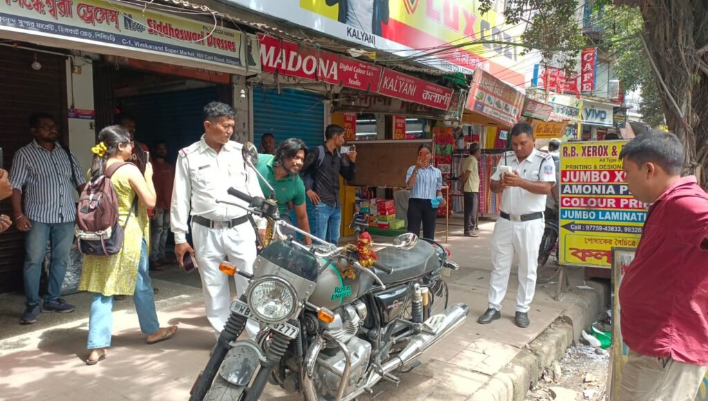হিল কার্ট রোডে ফুটপাত দখলমুক্ত করতে ট্রাফিক পুলিশের অভিযান