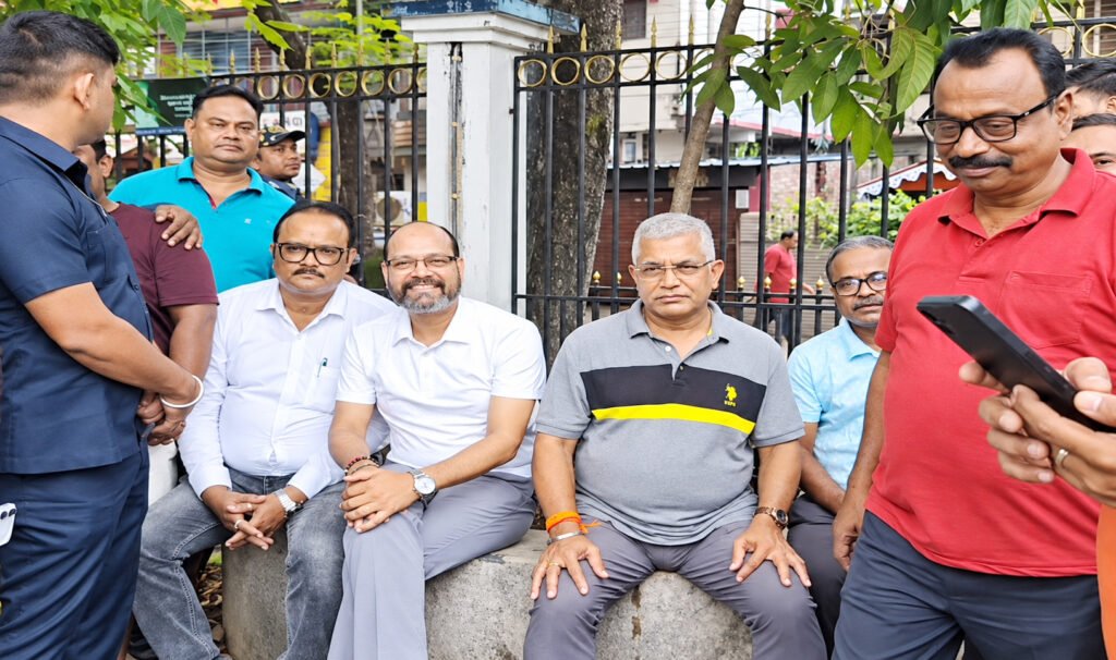 শিলিগুড়িতে চায়ের আড্ডায় দিলীপের নিশানায় বিরোধীরা