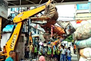 বর্ধমান রোডের নবনির্মিত ফ্লাইওভারের নিচ থেকে সরানো হল একাধিক দোকান, উচ্ছেদ ঘিরে মিশ্র প্রতিক্রিয়া