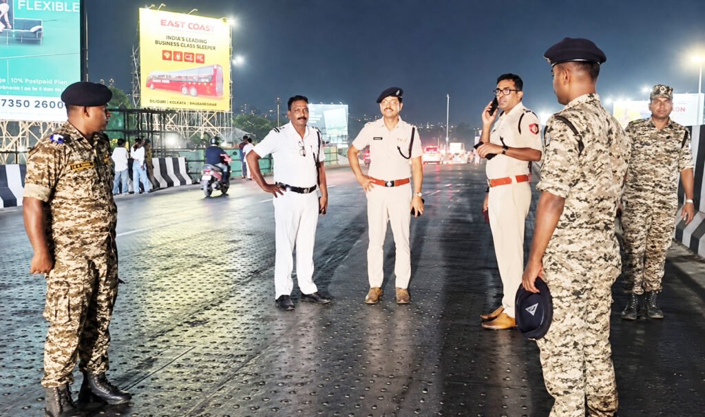 দুর্গাপুজোর আগে যানজট কমাতে নতুন রাস্তা দার্জিলিং মোড়ে ট্রাফিক ব্যবস্থা খতিয়ে দেখল পুলিশ