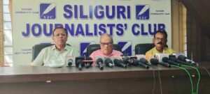 ফুলেশ্বরী রেলগেট বন্ধ নিয়ে ক্ষোভ, পুনরায় চালুর দাবিতে আন্দোলনের হুঁশিয়ারি অশোক ভট্টাচার্যের
